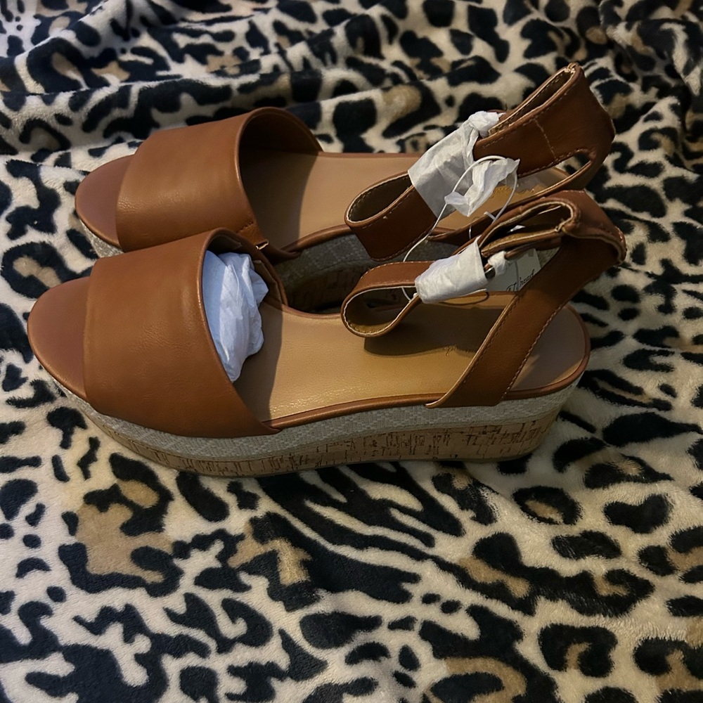 Cognac Universal Thread Sandals - Picture 2 of 9